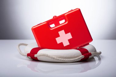 İlk yardım çantası ve yansıtıcı masasında Lifebuoy Close-up