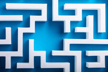 Mavi zemin üzerine beyaz labirent yüksek açılı görünüş