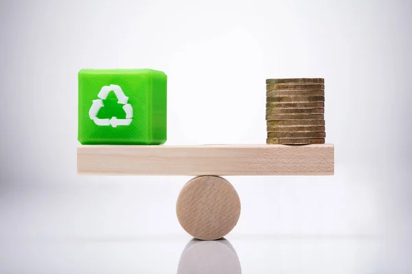 Zielony Sześciennych Bloku Symbolem Recyklingu Złote Monety Balansując Drewnianej Huśtawce — Zdjęcie stockowe