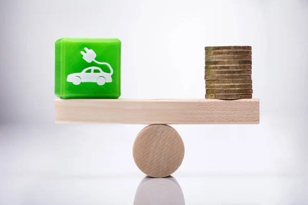 Πράσινο Οικολογικό Αυτοκίνητο Εικονίδιο Κυβικά Μπλοκ Και Κέρματα Εξισορρόπηση Ξύλινα — Φωτογραφία Αρχείου