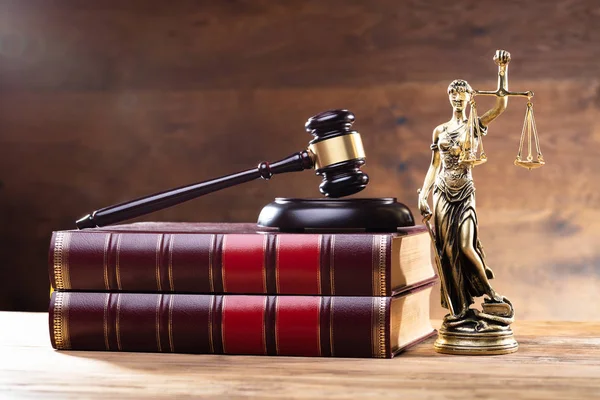 Close Golden Lady Justiça Perto Madeira Gavel Sobre Livro Leis — Fotografia de Stock