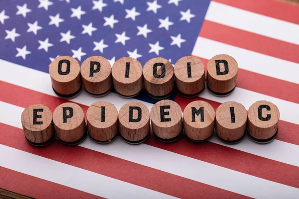 Verhoogde Weergave Van Opioïden Epidemische Tekst Houten Kurk Amerikaanse Vlag — Stockfoto
