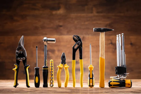 Ahşap Masa Üzerinde Çeşitli Worktools Satırı — Stok fotoğraf