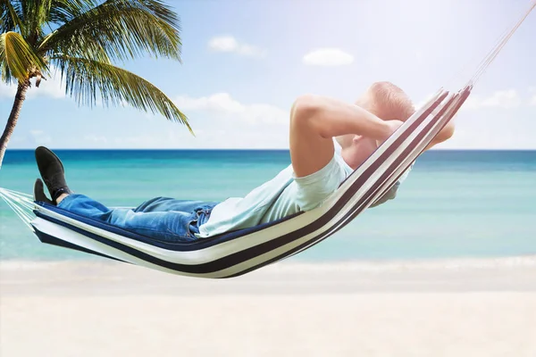 Man Relaxing Hammock Tropical Beach — Stock Photo, Image