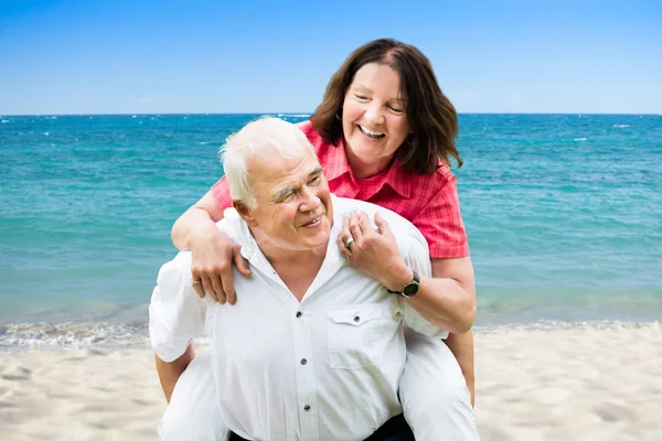 Portrait Homme Âgé Heureux Donnant Piggyback Femme Plage — Photo