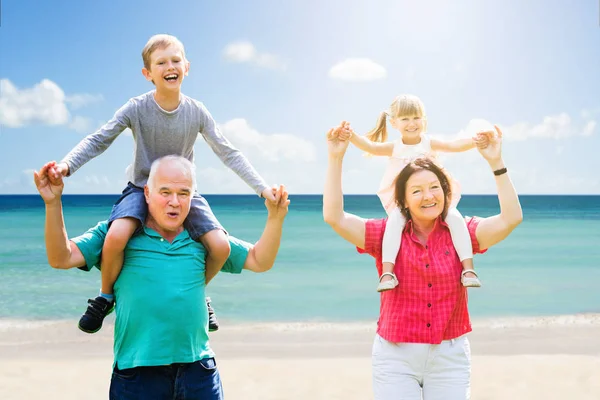 Portret Dziadków Dobra Zabawa Wnukami Plaży — Zdjęcie stockowe