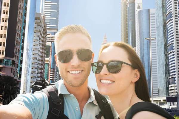 Feliz Jovem Casal Tomando Selfie Com Celular Cidade — Fotografia de Stock