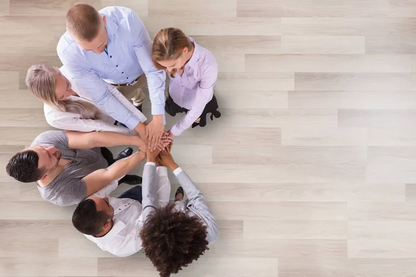 Hög Vinkel Syn Företagare Stapling Händerna Office — Stockfoto