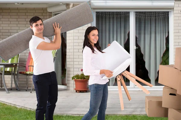 Vista Lateral Una Joven Pareja Sonriente Que Muda Nueva Casa — Foto de Stock