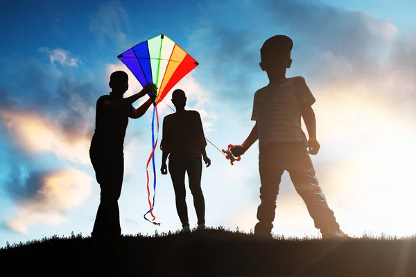 Silhueta Família Brincando Com Papagaio Colorido Pôr Sol — Fotografia de Stock