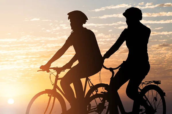 Силует Пару Велосипед Їзда Заході Сонця — стокове фото