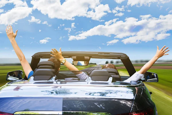 Vue Arrière Couple Levant Les Bras Tout Conduisant Une Voiture — Photo