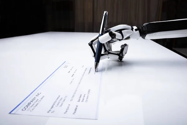 Cheque Assinatura Mão Robótica Com Caneta Mesa — Fotografia de Stock