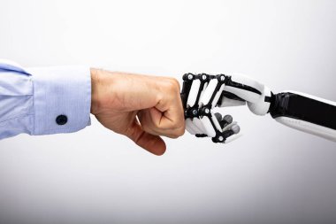 İnsan eli ve yumruk çarpmak gri arka plan üzerinde yapma Robot