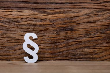 Tahta Duvara dayanan Beyaz Paragraf İşareti