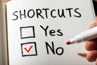 Evet ve hayır seçme hakkı gösterilen kısayolları Word ile defter üzerinde işaret tutan bir kişi