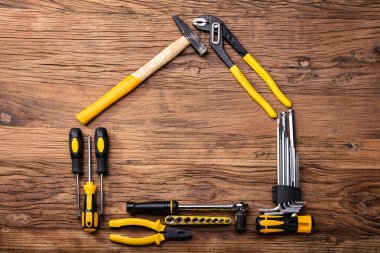Çeşitli Worktools yüksek açılı görünüş ahşap arka plan üzerinde