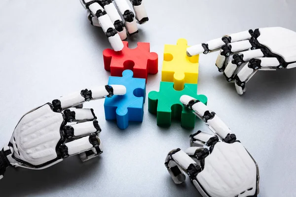 Roboter Berühren Bunte Puzzleteile Auf Grauem Hintergrund — Stockfoto