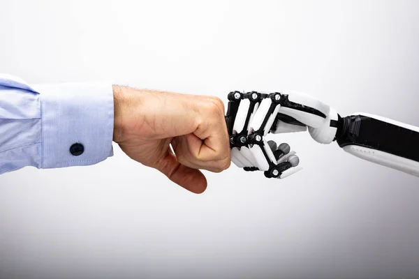 Menschliche Hand Und Roboter Machen Faustschlag Auf Grauem Hintergrund — Stockfoto