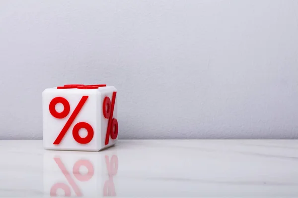 White Cubic Block Red Percentage Sign Reflective Desk — Stock Photo, Image