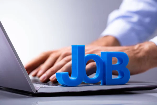 Ondernemer Hand Laptop Met Blauwe Baan Word Toetsenbord — Stockfoto