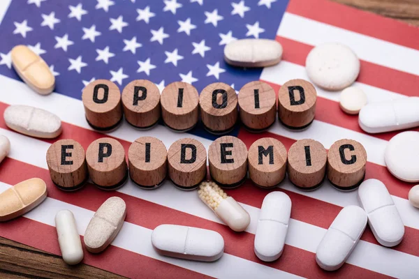 Texto Epidémico Opioide Con Píldoras Prescripción Derramadas Sobre Bandera Estadounidense — Foto de Stock