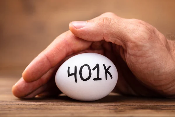 Nahaufnahme Der Hand Eines Mannes Der 401K Weißes Schützt — Stockfoto