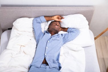 Afrika gencin yatak yatak odasında uyku yüksek açılı görünüş