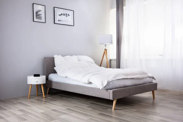 Interieur Eines Modernen Hauses Mit Aufgeräumtem Bett — Stockfoto