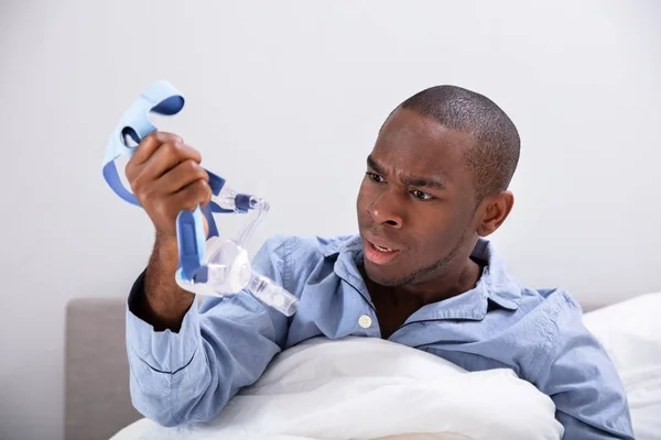 Close Worried Young African Man Looking Cpap Mask — Stock Photo, Image