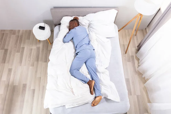 Magas Szög Kilátás Fiatal Afrikai Férfi Alszik Hálószobában Ágy — Stock Fotó
