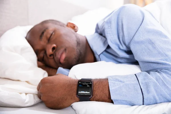 Nahaufnahme Eines Schlafenden Mannes Mit Smartwatch Der Hand Die Die — Stockfoto