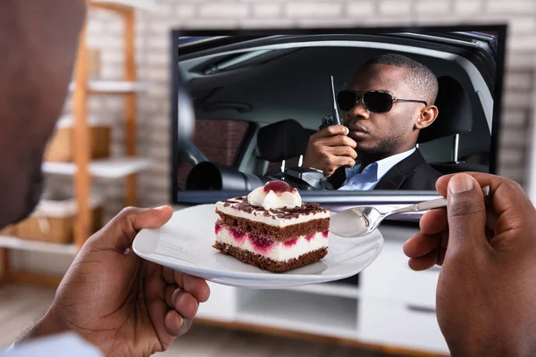 テレビのスリラー映画を見ながらお菓子を食べる男のクローズ アップ — ストック写真