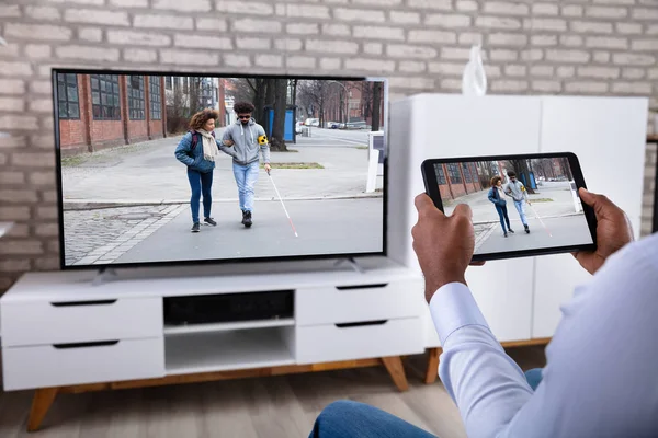 Mann Verbindet Fernsehkanal Drahtlos Auf Digitalem Tablet Hause — Stockfoto