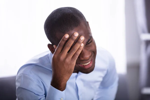 Primer Plano Joven Africano Con Dolor Sosteniendo Cabeza —  Fotos de Stock