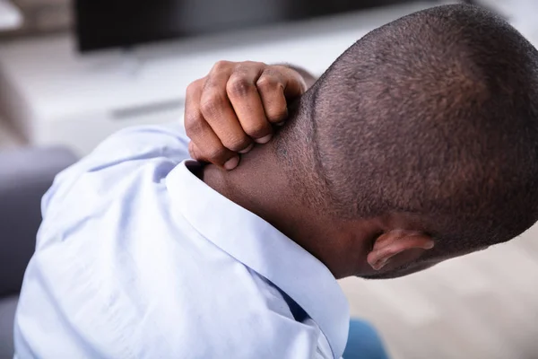 特写镜头的非洲男子在疼痛抓他的脖子 — 图库照片