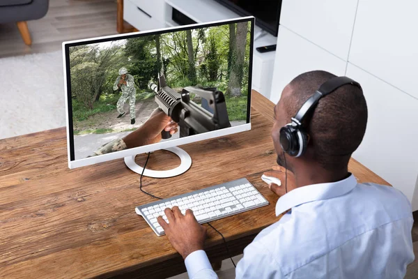 Joven Hombre Africano Jugando Juego Acción Computadora Sobre Escritorio Madera — Foto de Stock