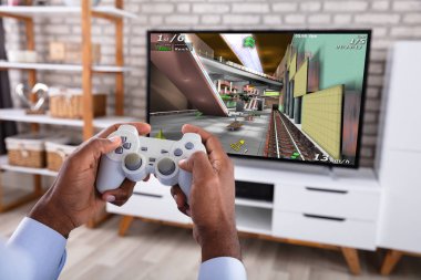 Televizyonda Joystick ile oyun oynarken bir Afrikalı adamın yakın çekim