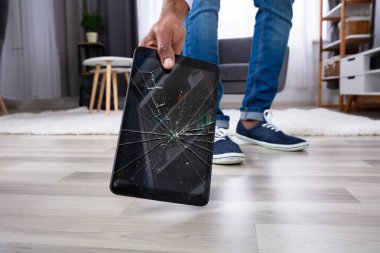 Adamın elini Tablet kırık ekran ile tespit