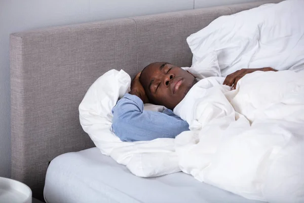 Zdjęcie Młodych Afryki Człowiek Śpi Łóżku — Zdjęcie stockowe
