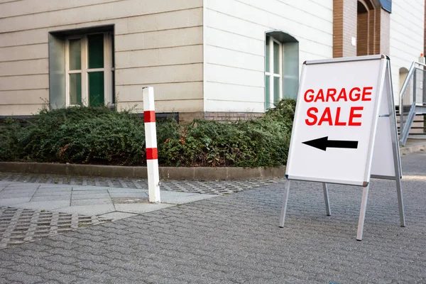 Texte Vente Garage Avec Signe Directionnel Bord Près Maison — Photo