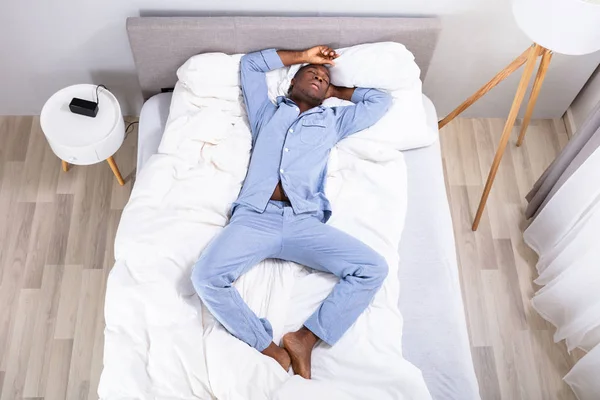 Vista Ângulo Alto Homem Africano Novo Que Dorme Cama Quarto — Fotografia de Stock