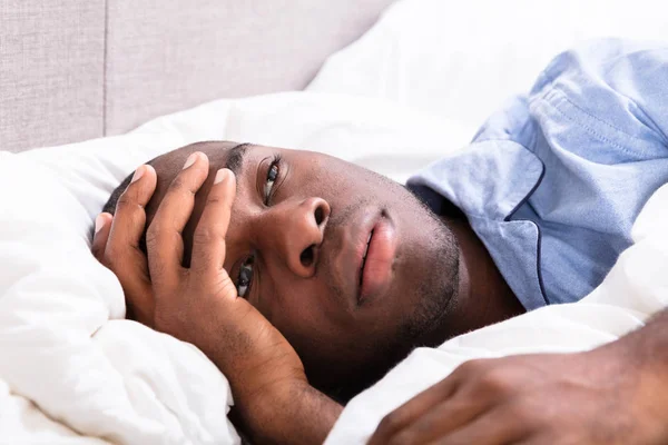 Νεαρός Αφρικανός Που Υποφέρει Από Πυρετό Ξαπλωμένος Στο Κρεβάτι — Φωτογραφία Αρχείου