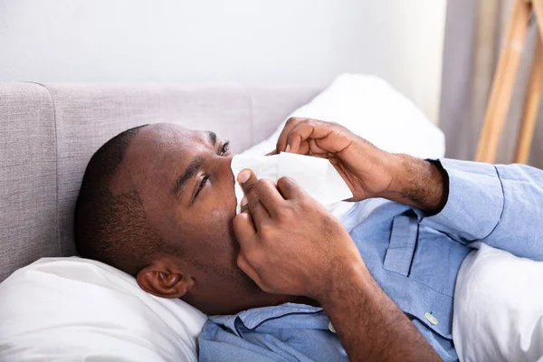 Close Van Een Jonge Afrikaanse Man Blazen Zijn Neus — Stockfoto