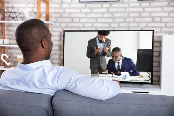 Vista Posteriore Uomo Africano Che Guarda Televisione Casa — Foto Stock