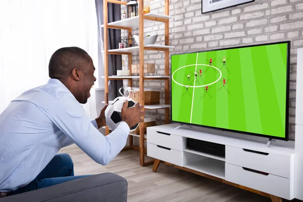 Africano Joven Lanzando Fútbol Televisión Casa — Foto de Stock