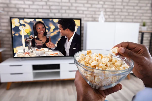 Nahaufnahme Eines Mannes Der Popcorn Isst Während Einen Romantischen Film — Stockfoto