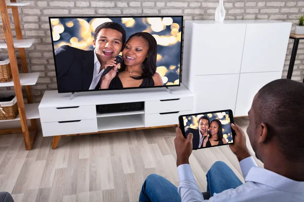 Homem Que Conecta Canal Televisão Através Sem Fio Tablet Digital — Fotografia de Stock