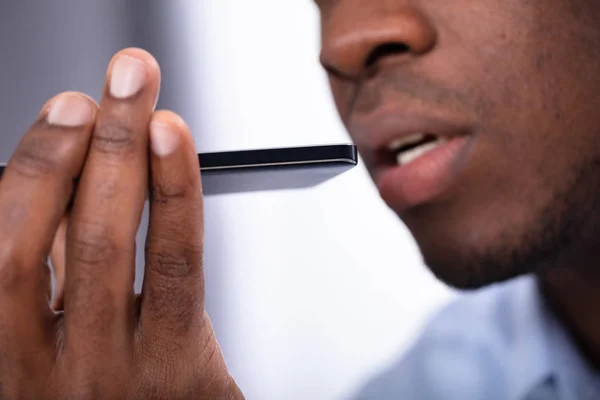 Nahaufnahme Eines Afrikanischen Mannes Mittels Sprachassistent Auf Dem Handy — Stockfoto