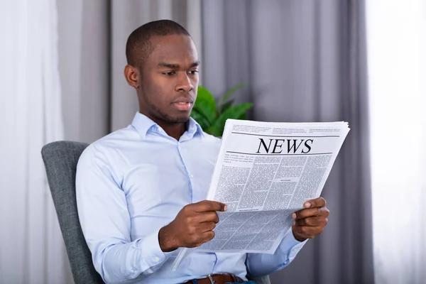 Retrato Jovem Africano Lendo Jornal — Fotografia de Stock